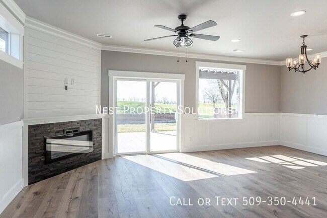 Building Photo - 1213 Rd F .2 NE