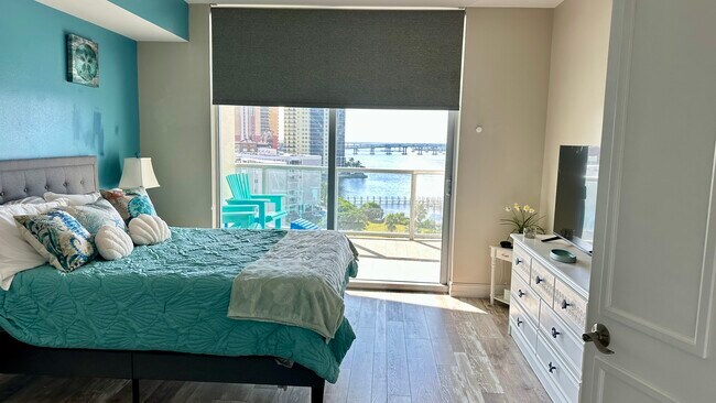 Building Photo - 3000 Oasis Grand Blvd