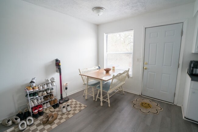 Building Photo - 923 Burcham Dr