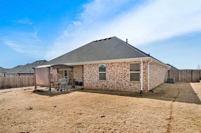 Building Photo - Available June 1st! 3-Bedroom, 2-Bathroom ...