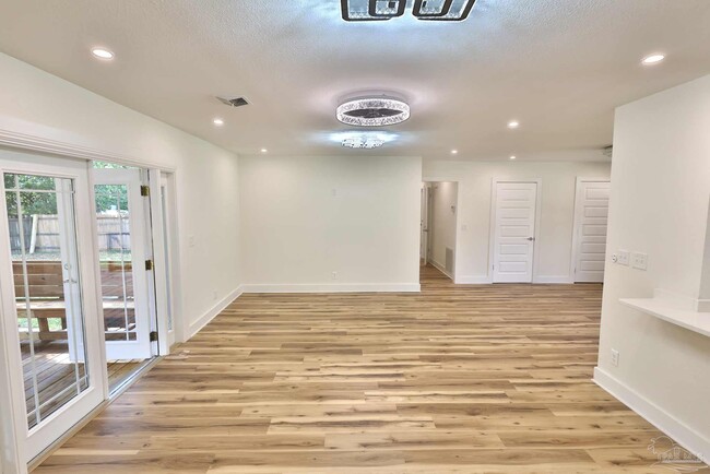 Building Photo - 3795 Summer Dr