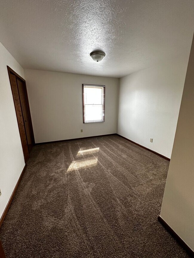 Building Photo - 513-F S Silverwood Lane