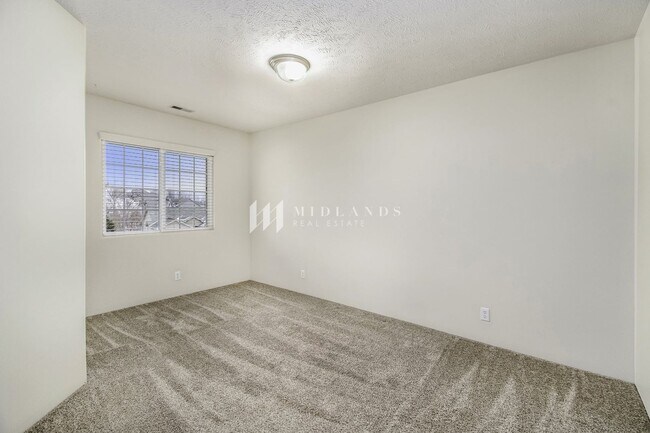 Building Photo - Luxury Duplex in Shadow View