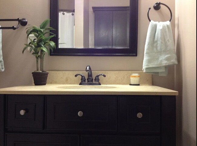 Building Photo - 4 Bed | 2 Bath in Midtown!