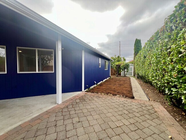 Building Photo - Well Maintained 3BD - Yard Maint. Included