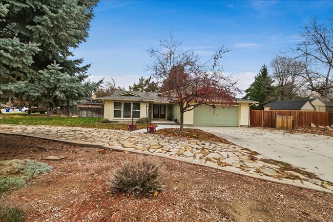 Building Photo - Beautiful Tri-Level in South Boise!