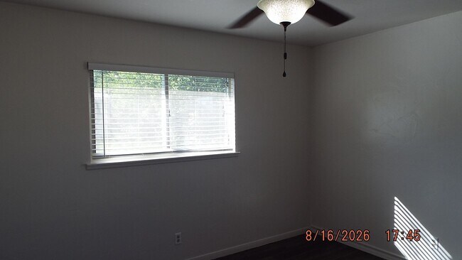 Building Photo - 807 Stonegate Dr