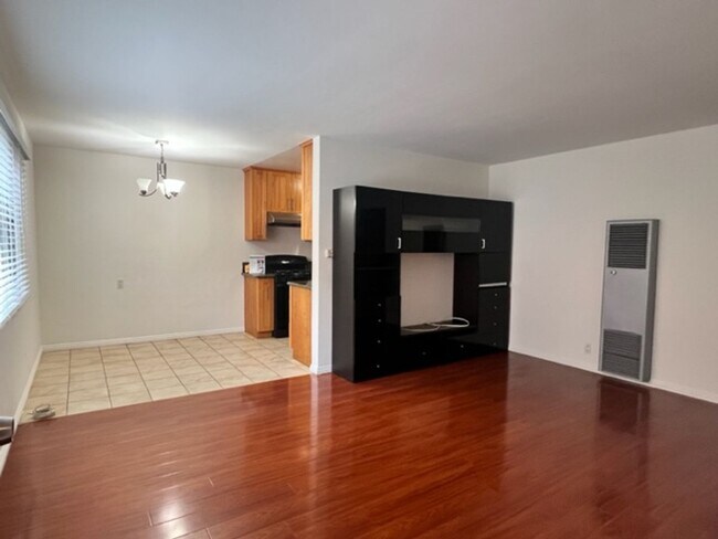 Building Photo - Beautiful One bedroom in gated complex one block from Ocean In Long Beach