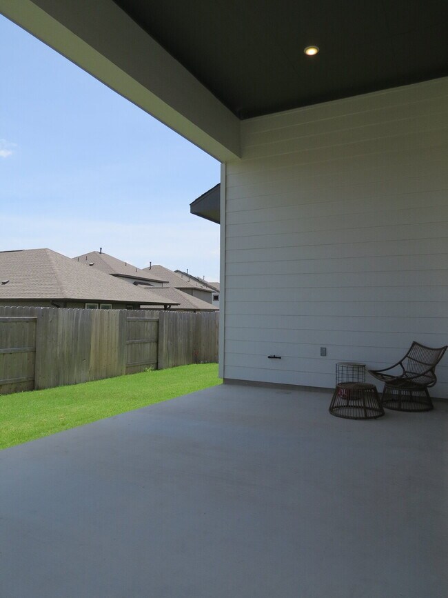 Building Photo - 404 Lariat Lp