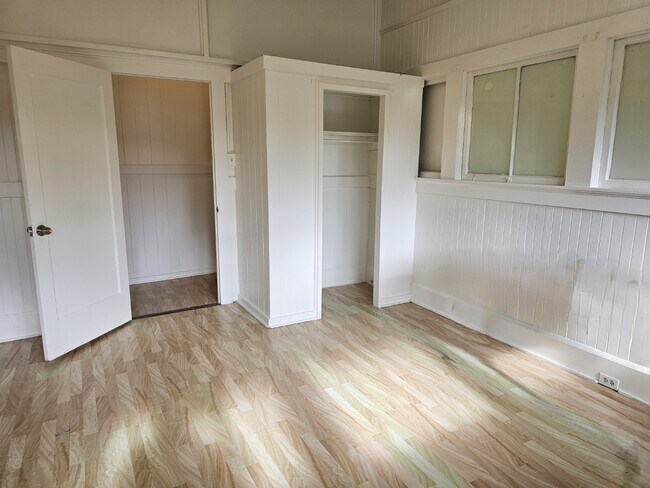 Building Photo - 1 Bed 1 Bath Apartment with one parking.  Tenant pay all utilities.