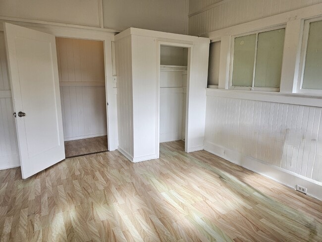Building Photo - 2 Bed 1 Bath Apartment with one parking.  Tenant pay all utilities.