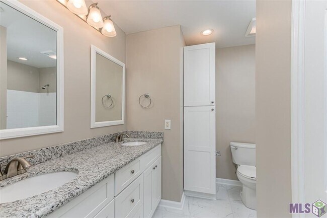 Building Photo - Stylish, Spacious & In a Prime Baton Rouge...
