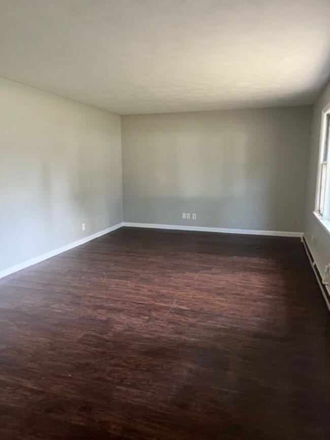 Building Photo - 3 bed 1 bath Single Family Home with 1 car attached Garage