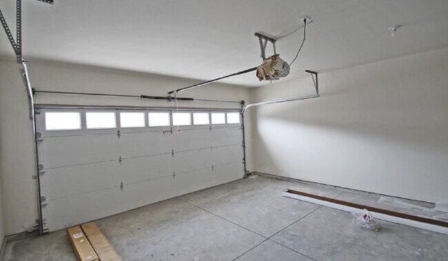 Building Photo - 885 NW 2nd St.