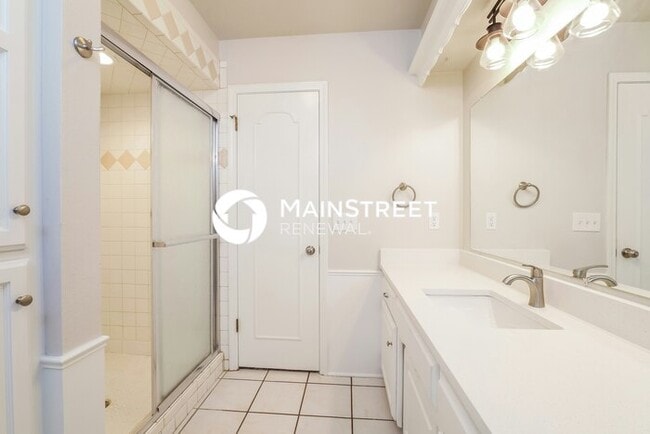 Building Photo - 4 Bedroom Pet-Friendly Home in EDMOND, OK with Main Street Renewal