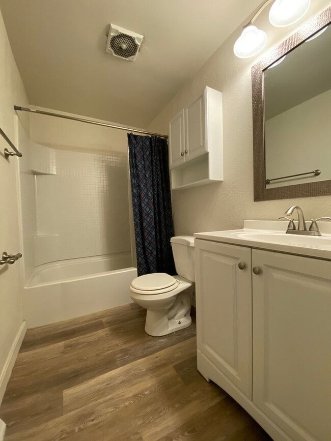 Building Photo - Lovely Hemlock Square 2BR Townhouse with Great Natural Light and Central Air!! Call Today!