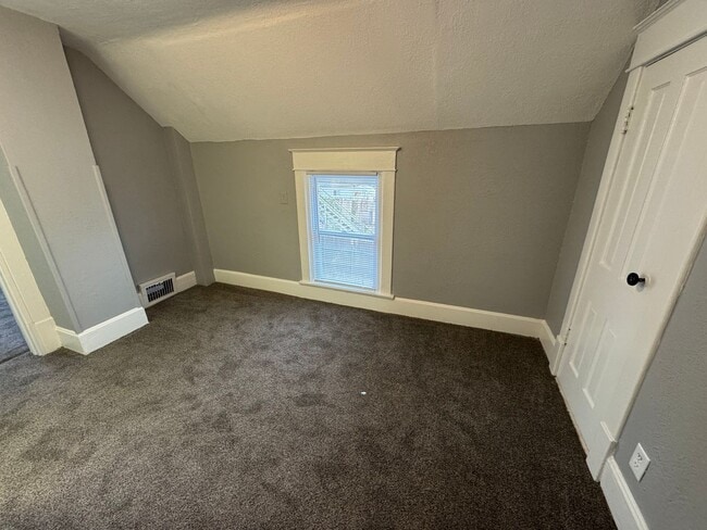 Building Photo - Updated 2BR Home with Reserved Parking – Moline