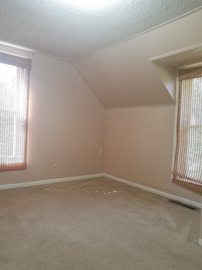Building Photo - PRE-LEASING- AVAILABLE JUNE 10TH- 4 Bedroom/ 2 Bathroom Home