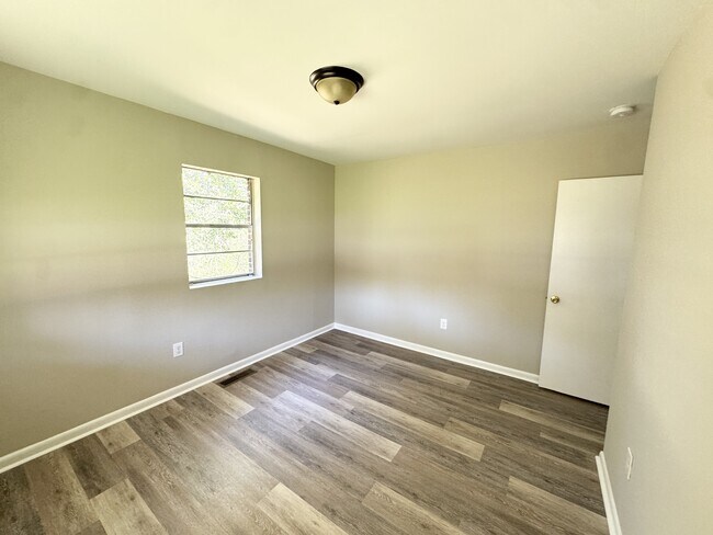 Building Photo - 106 National Ave