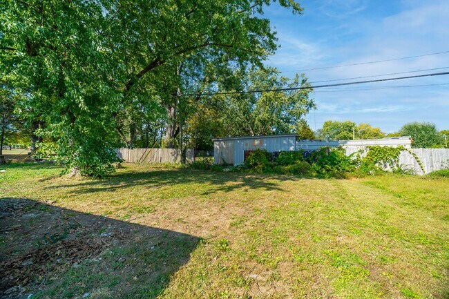 Building Photo - Updated 3 Bedroom Home for Rent! Large Yard and Freshly Remodeled!