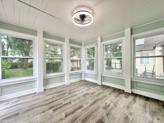 Building Photo - Charming Royal Oak 3-Bed with Sunroom, Dec...
