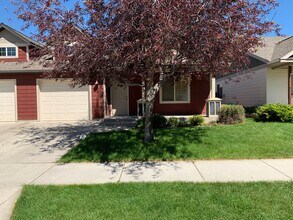 Building Photo - Beautifully Maintained Townhome