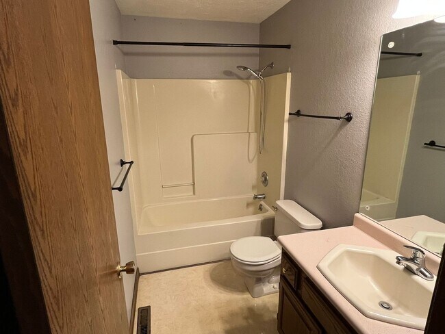 Building Photo - Beautiful 3 bed townhouse!