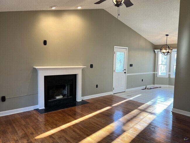 Building Photo - 981 Santa Fe Trail