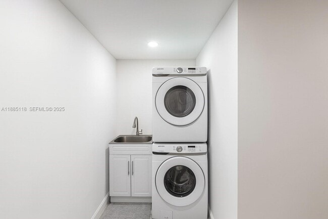 Building Photo - 1055 NE 121st St