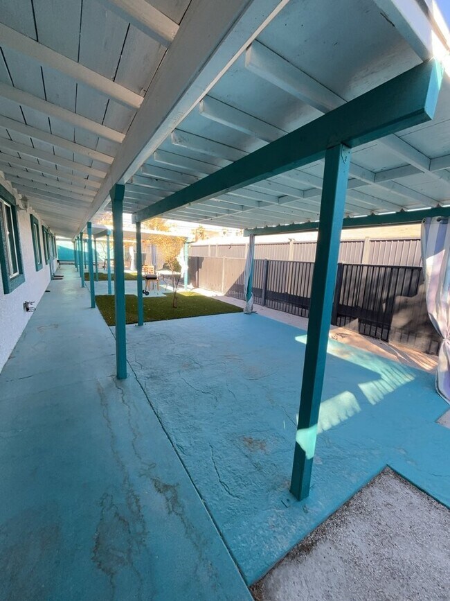 Building Photo - Cozy 2-Bed Oasis in the Heart of Downtown Las Vegas – Perfect for Urban Living!