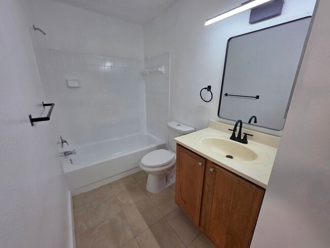 Building Photo - One Bed - One Bath - Water Front - First Floor