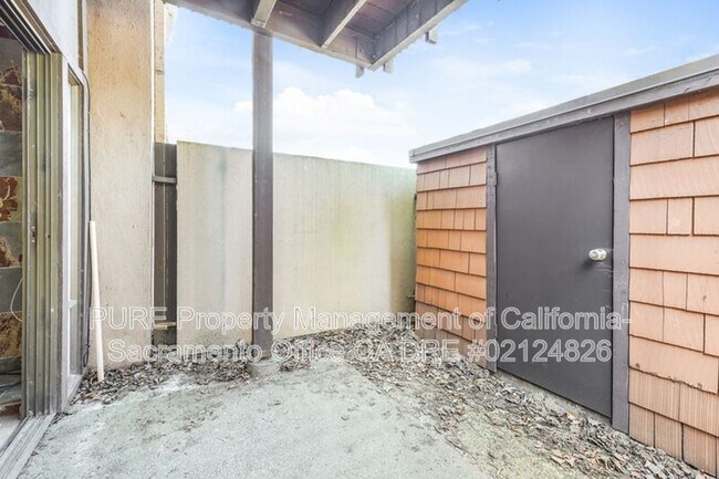 Building Photo - 2229 Woodside Ln