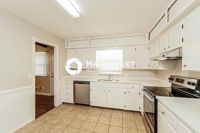 Building Photo - 3 Bedroom Pet-Friendly Home in INDEPENDENCE, MO with Main Street Renewal