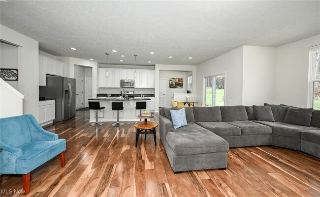 Building Photo - 4816 Lake View Dr