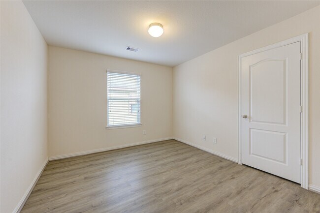 Building Photo - 16 Rose Desert Ct