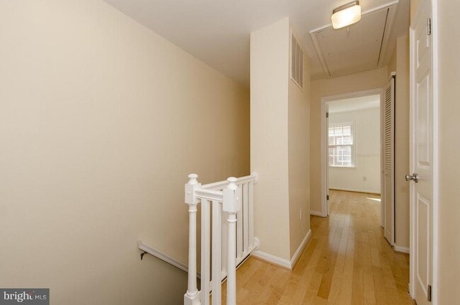 Building Photo - 734 N Vermont St