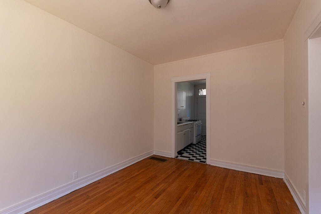 Building Photo - 832 W Waveland Ave