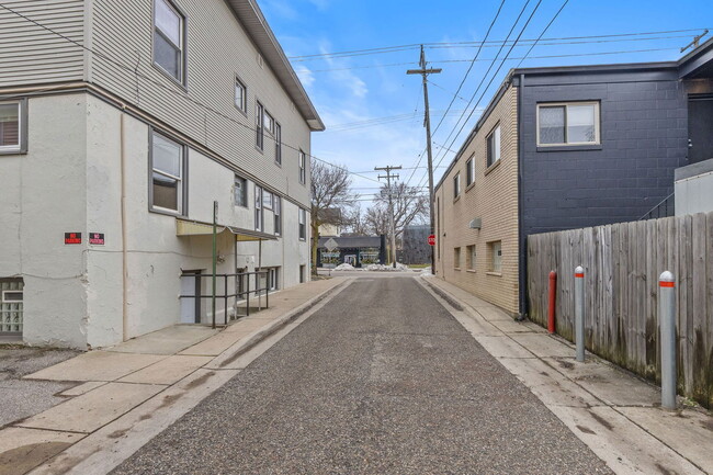 Building Photo - 921 Fulton St E