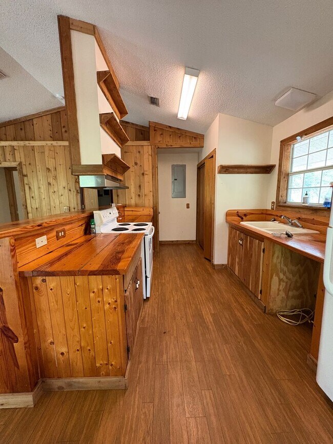 Building Photo - Cozy 2 Bedroom Retreat Available SOON!