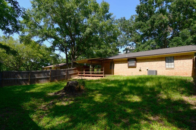 Building Photo - 10556 Twin Oaks Dr