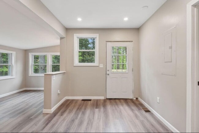 Building Photo - Renovated two-bedroom, one-bath apartment ...