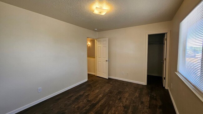 Building Photo - 4 bed 2.5 bath