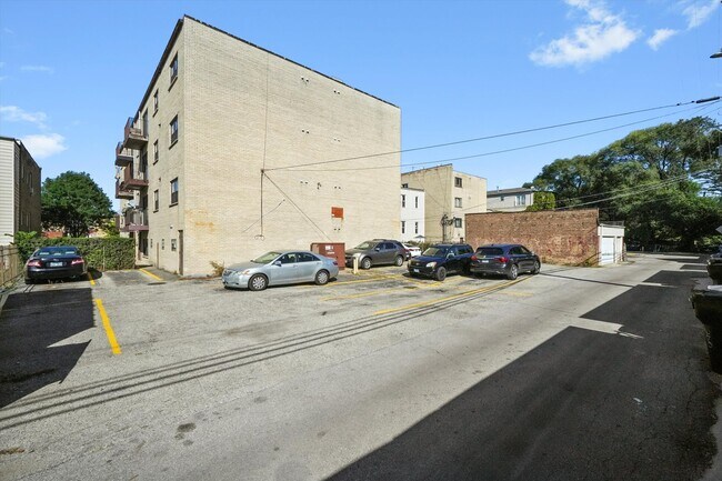 Building Photo - 2615 W Foster Ave