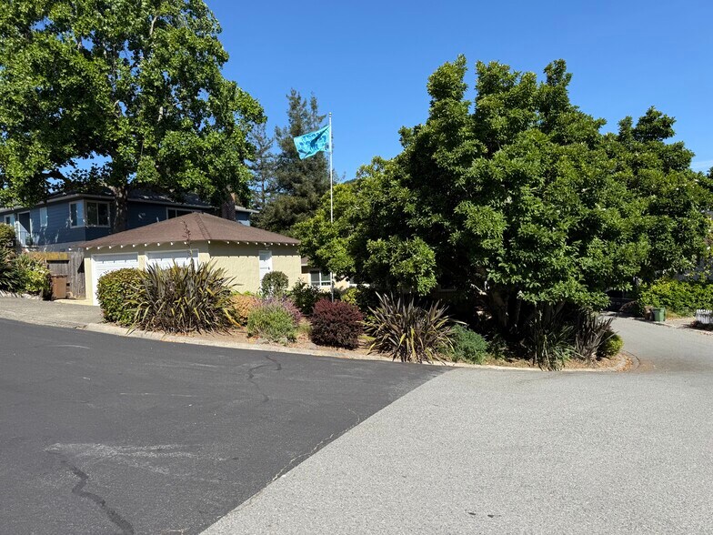Quiet street, near parks - 107 Rafael Dr