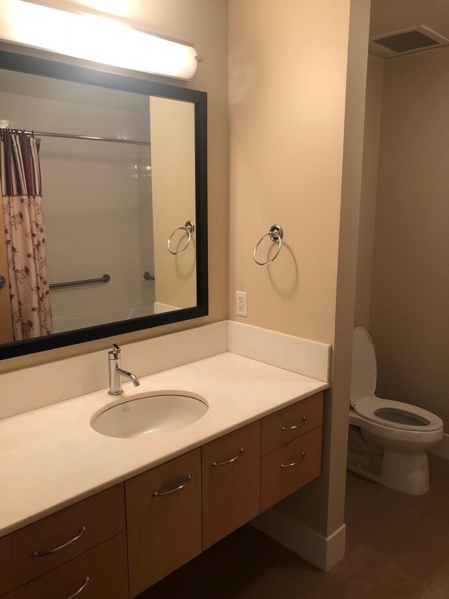 Full bathroom - 1221 SW 10th Ave