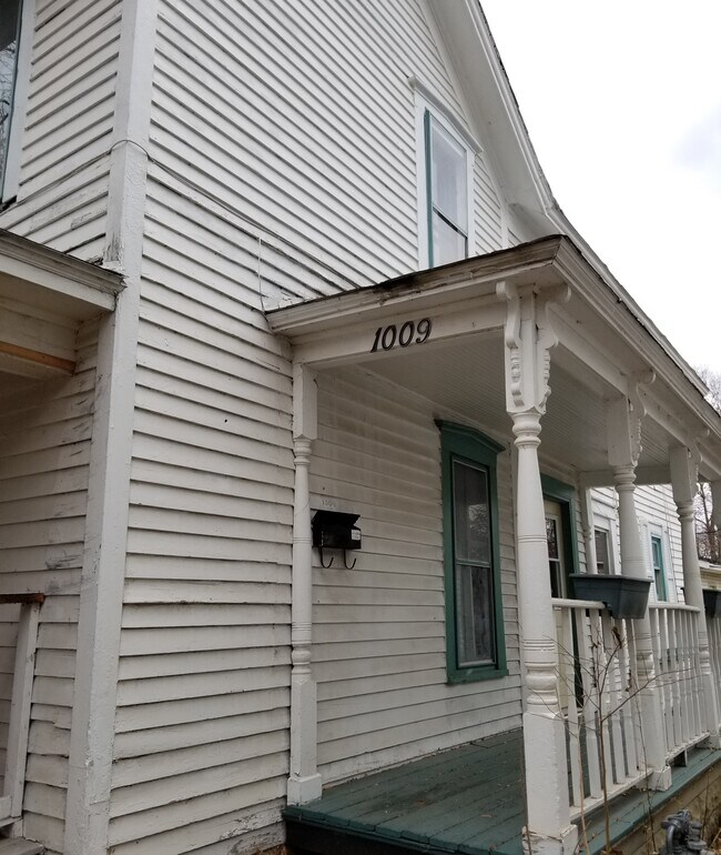 1009 Side Entrance - 1009 2nd Ave