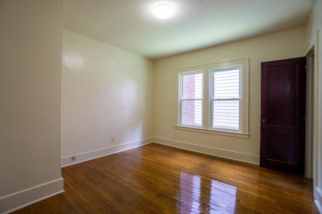 Building Photo - 8/1/26 Spacious First Floor Apartment Clos...