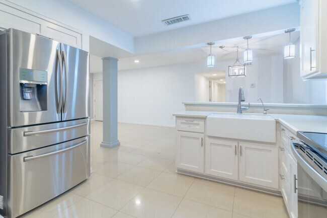 Building Photo - Living in Luxury!