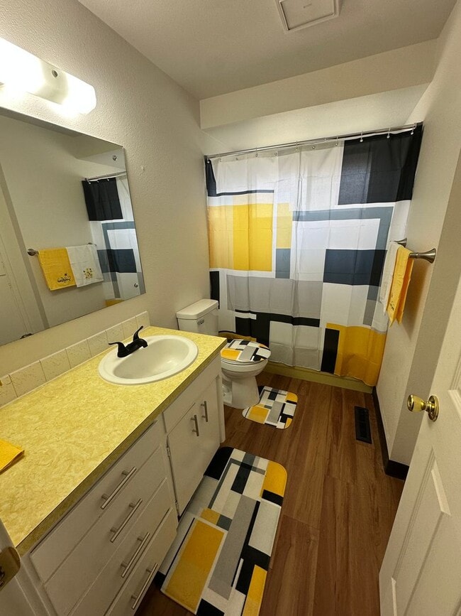 Building Photo - Gorgeous 3 Bedroom 2 Bathroom House!!!! #1101