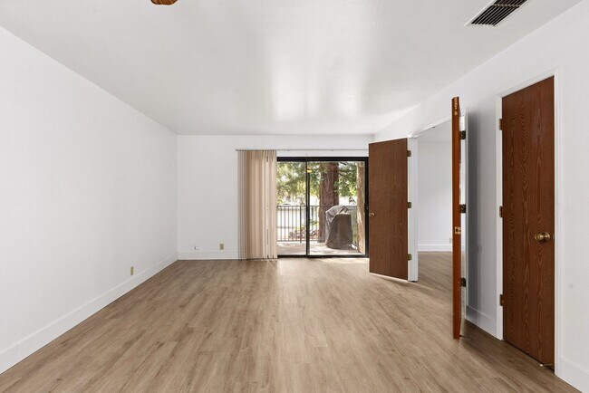 Building Photo - Beautiful Sawmill Commons Condo!